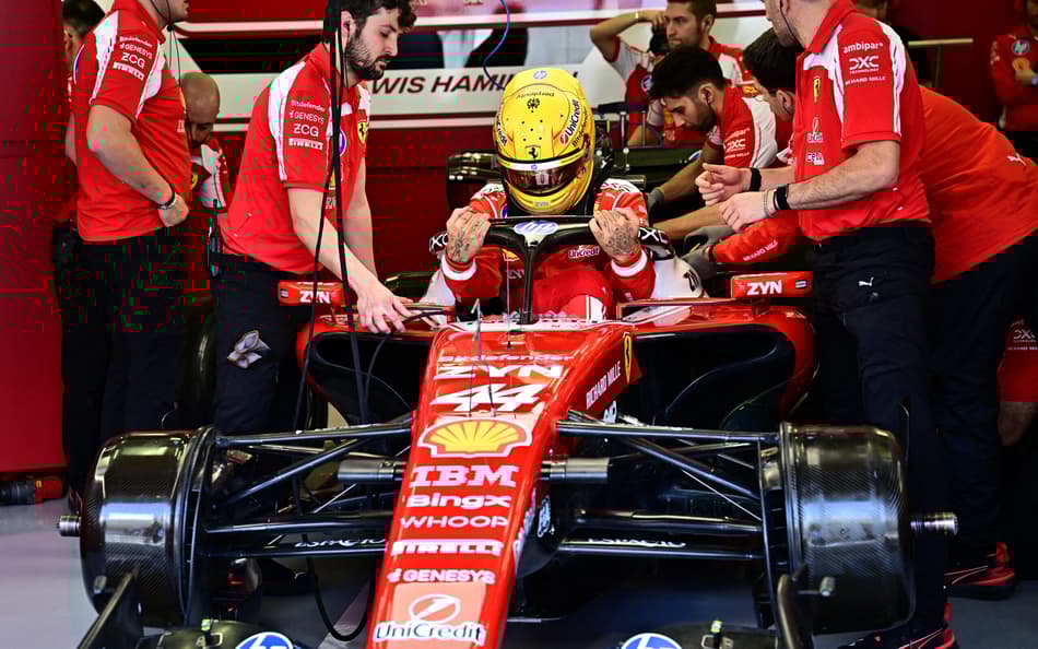 O piloto britânico Lewis Hamilton, da Ferrari, sentado no carro no primeiro dia dos testes de pré-temporada da Fórmula 1 no Bahrain International Circuit, em Sakhir, em 11 de fevereiro de 2026. (Foto: Giuseppe CACACE/AFP)