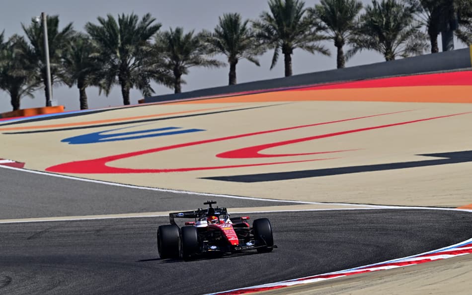 Charles Leclerc, acelera no primeiro dia dos testes de pré-temporada da Fórmula 1 no Circuito Internacional do Bahrein, em Sakhir, em 18 de fevereiro de 2026 (Foto: Giuseppe Cacace/AFP)