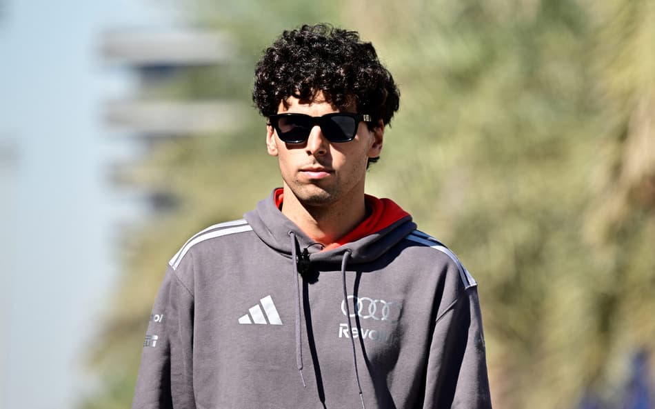O brasileiro da Audi Gabriel Bortoleto caminha pelo paddock no primeiro dia do segundo teste de pré-temporada da Fórmula 1 no Circuito Internacional do Bahrein, em Sakhir, em 18 de fevereiro de 2026 (Foto: Giuseppe cacace/afp)