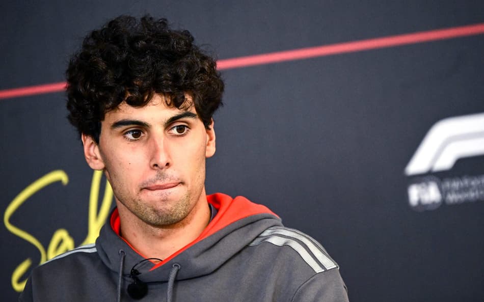 O brasileiro da Audi Gabriel Bortoleto participa de coletiva no primeiro dia do segundo teste de pré-temporada da Fórmula 1 no Circuito Internacional do Bahrein, em Sakhir, em 18 de fevereiro de 2026 (Foto: Giuseppe cacace/afp)