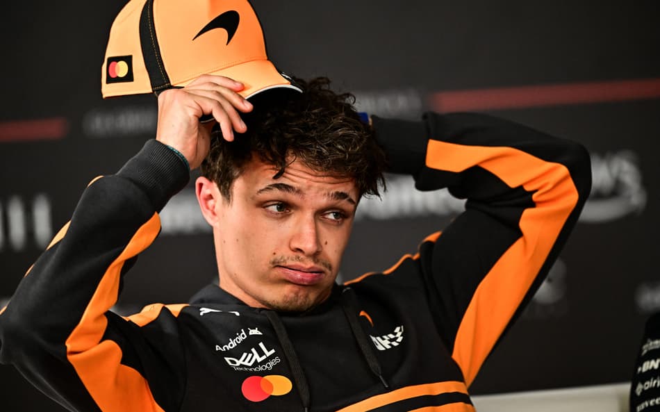 O piloto britânico da McLaren, Lando Norris, participa de coletiva no segundo dia dos testes de pré-temporada da Fórmula 1 no Circuito Internacional do Bahrein, em Sakhir, em 19 de fevereiro de 2026 (Foto: Giuseppe Cacace/AFP)