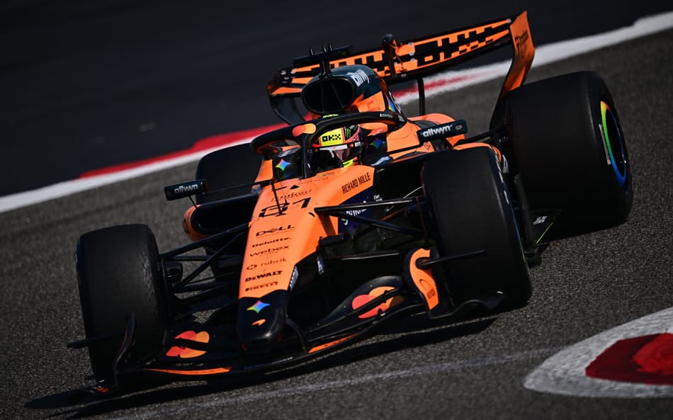 O australiano Oscar Piastri, da McLaren, durante o terceiro dia de testes de pré-temporada da Fórmula 1 no Circuito Internacional do Bahrein, em Sakhir, em 20 de fevereiro de 2026 (Foto: Giuseppe Cacace/AFP)
