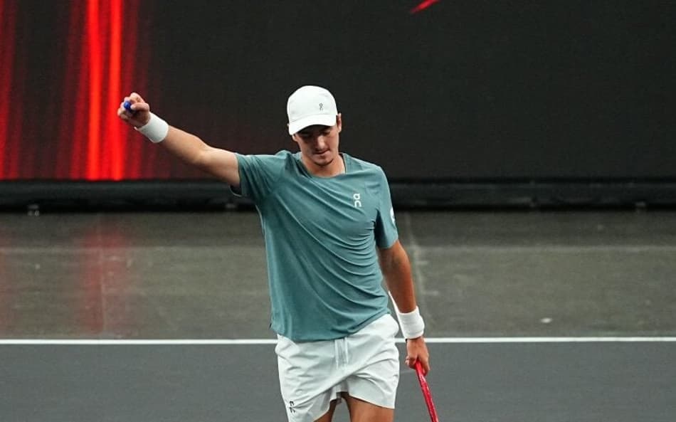 João Fonseca comemora ponto na vitória sobre o americano Reilly Opelka no MGM Slam, em Las Vegas (Foto: Chris Unger /AFP)