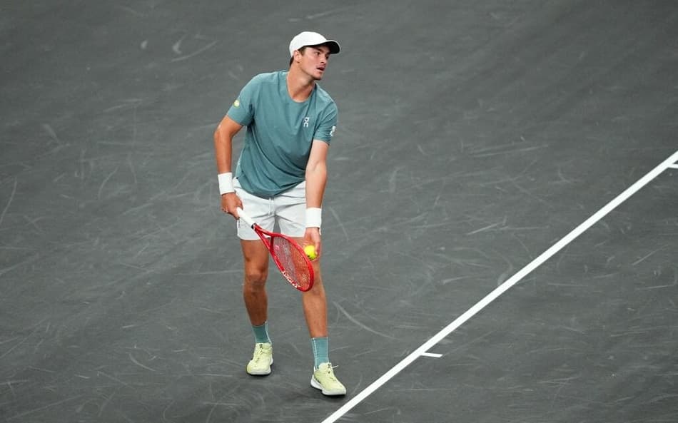 João Fonseca saca na vitória sobre o americano Reilly Opelka no MGM Slam, em Las Vegas (Foto: Chris Unger /AFP)