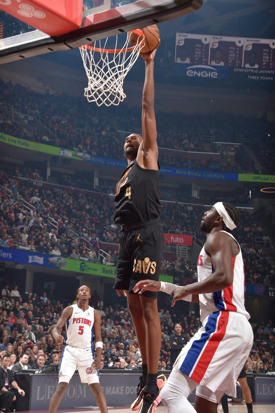 Evan Mobley (#4), do Cleveland Cavaliers, enterra contra o Detroit Pistons no Rocket Arena, em Cleveland. (Foto: David Liam Kyle/NBAE via Getty Images/AFP)