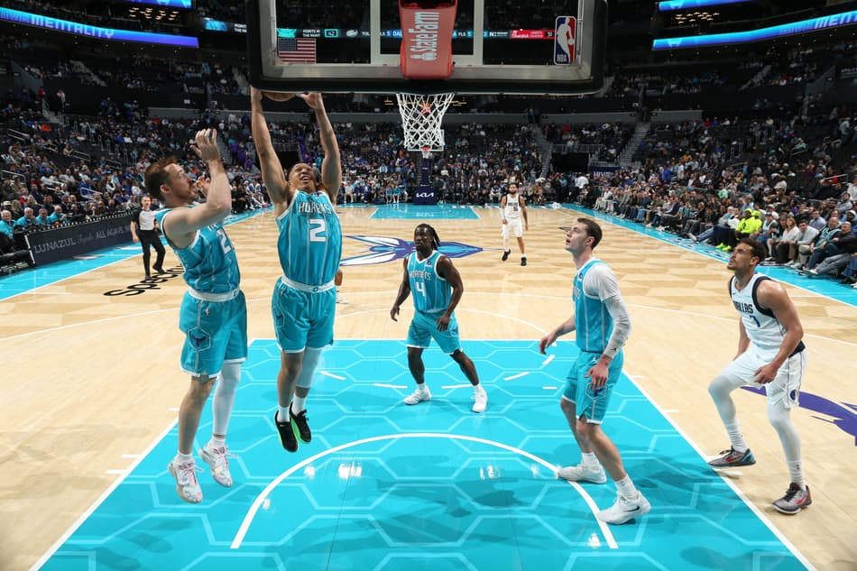 Grant Williams (#2), do Charlotte Hornets, sobe para o rebote contra o Dallas Mavericks no Spectrum Center, em Charlotte. (Foto: Nathaniel S. Butler/NBAE via Getty Images/AFP)