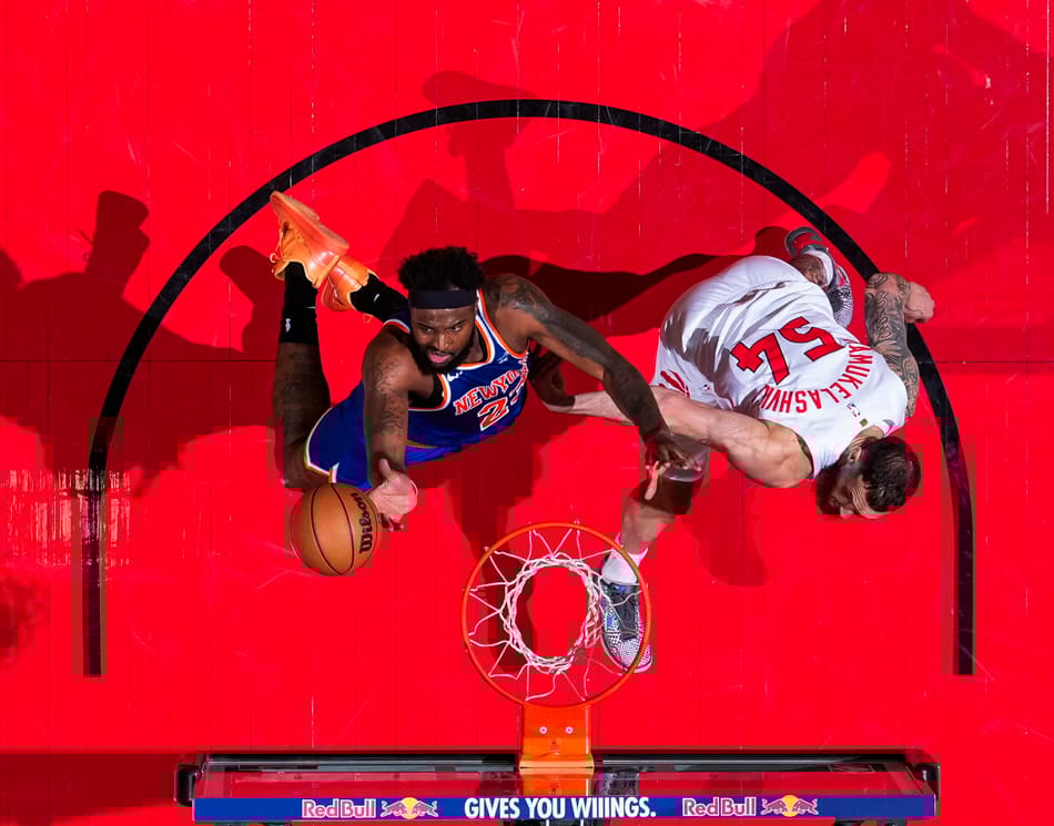 Mitchell Robinson (#23), do New York Knicks, infiltra contra o Toronto Raptors na Scotiabank Arena, em Toronto. (Foto: Mark Blinch/NBAE via Getty Images/AFP)