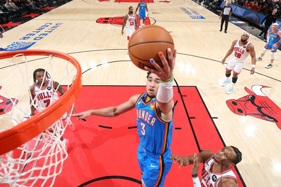 Jared McCain (#3), do Oklahoma City Thunder, infiltra contra o Chicago Bulls no United Center, em Chicago. (Foto: Jeff Haynes/NBAE via Getty Images/AFP)