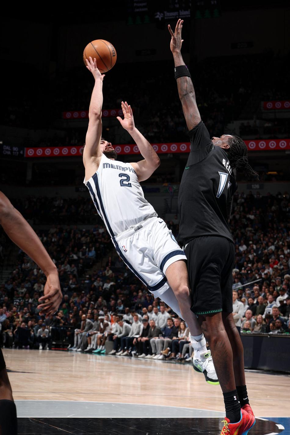 Ty Jerome (#2), do Memphis Grizzlies, arremessa contra o Minnesota Timberwolves no Target Center, em Minneapolis. (Foto: David Sherman/NBAE via Getty Images/AFP)