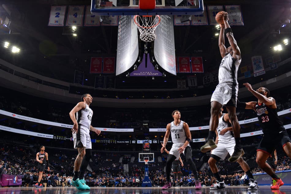 Bismack Biyombo (#18), do San Antonio Spurs, pega o rebote contra o Philadelphia 76ers no Wells Fargo Center, em Philadelphia. (Foto: Jesse D. Garrabrant/NBAE via Getty Images/AFP)