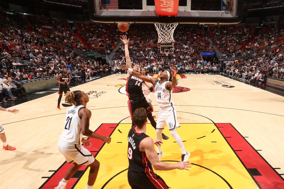 Tyler Herro (#14), do Miami Heat, arremessa contra o Brooklyn Nets no Kaseya Center, em Miami. (Foto: Issac Baldizon/NBAE via Getty Images/AFP)