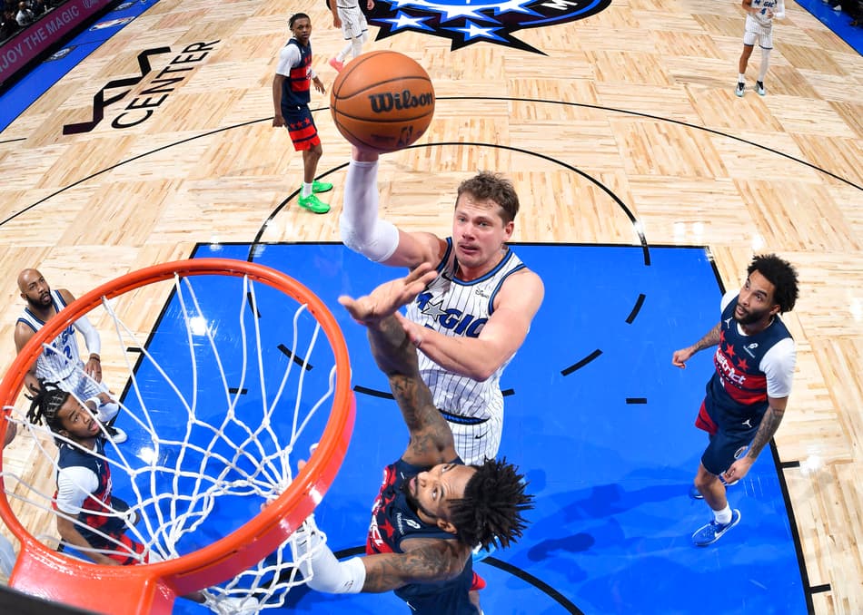 Moritz Wagner (#21), do Orlando Magic, infiltra contra o Washington Wizards no Kia Center, em Orlando. (Foto: Fernando Medina/NBAE via Getty Images/AFP)