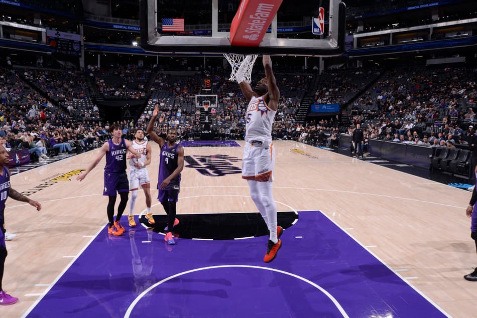 Mark Williams (#15), do Phoenix Suns, enterra a bola contra o Sacramento Kings no Golden 1 Center, em Sacramento. (Foto: Rocky Widner/NBAE via Getty Images/AFP)