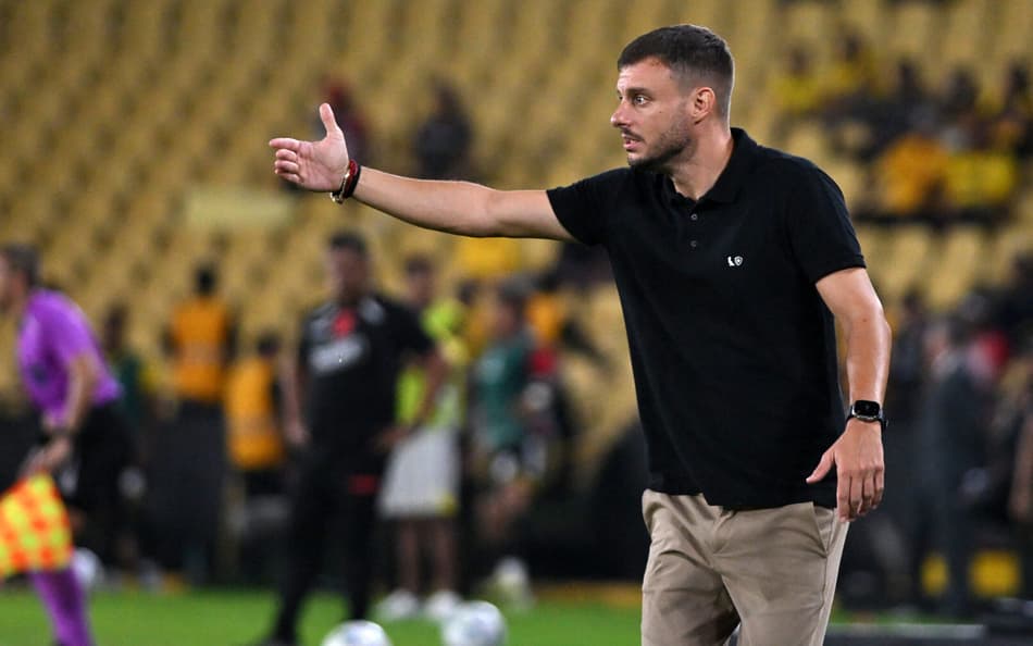 Martín Anselmi comandando o Botafogo em Guayaquil (Foto: Marcos Pin/ AFP)