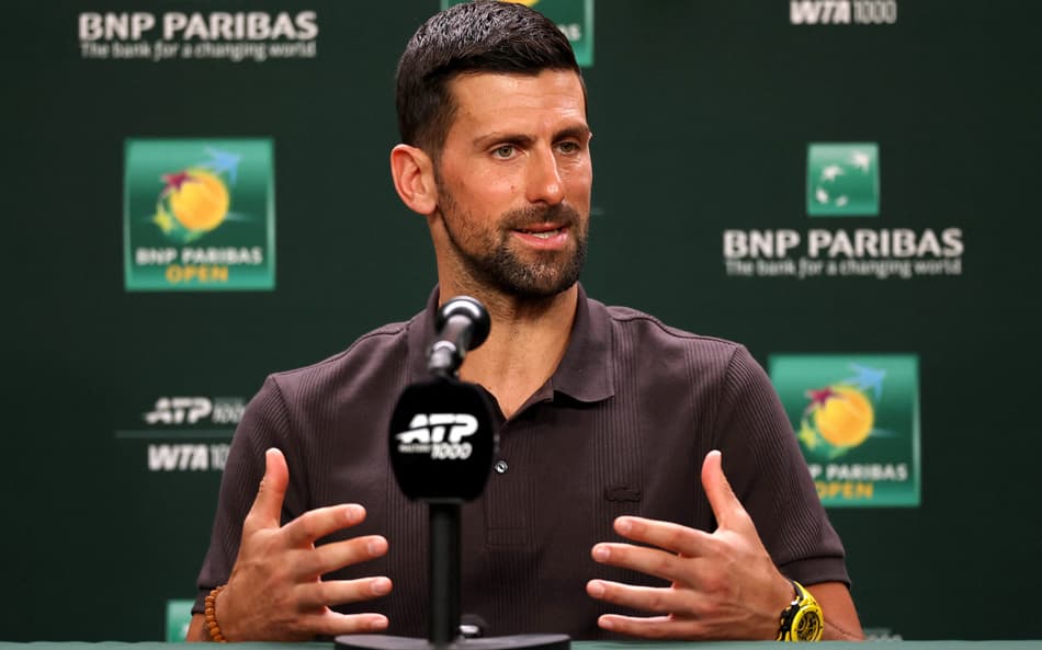 Novak Djokovic fala com a imprensa no 1º dia do Indian Wells, em 4 de março de 2026 (Foto: Matthew Stockman/Getty Images/AFP)