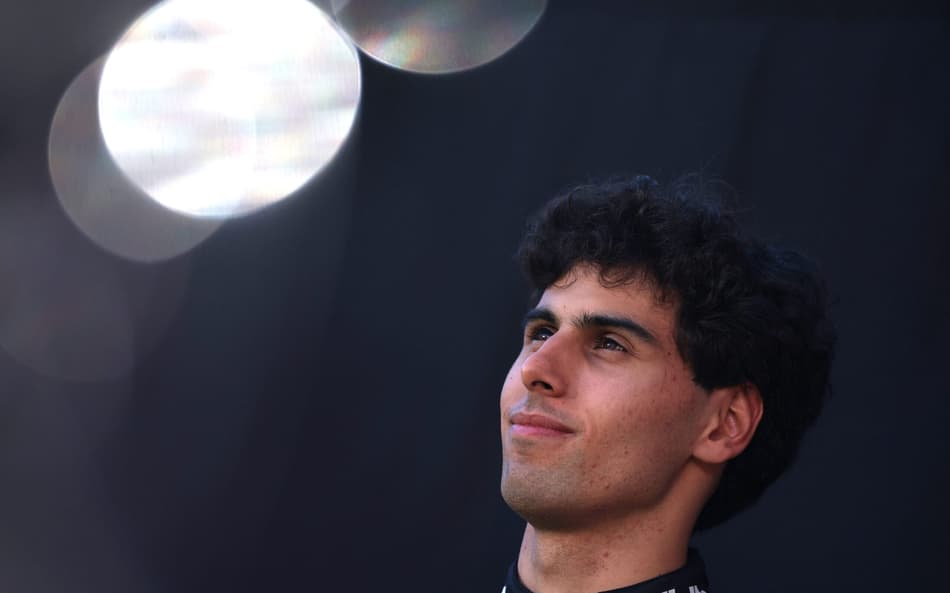 Gabriel Bortoleto posa para retrato antes do GP da Austrália de Fórmula 1 no Albert Park, em Melbourne (Foto: Martin Keep/AFP)