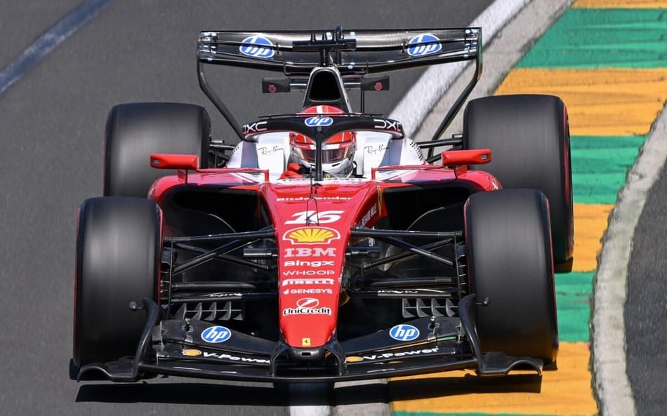 Charles Leclerc é líder do primeiro treino livre da F1 2026, no GP da Austrália (Foto: William West/ AFP)