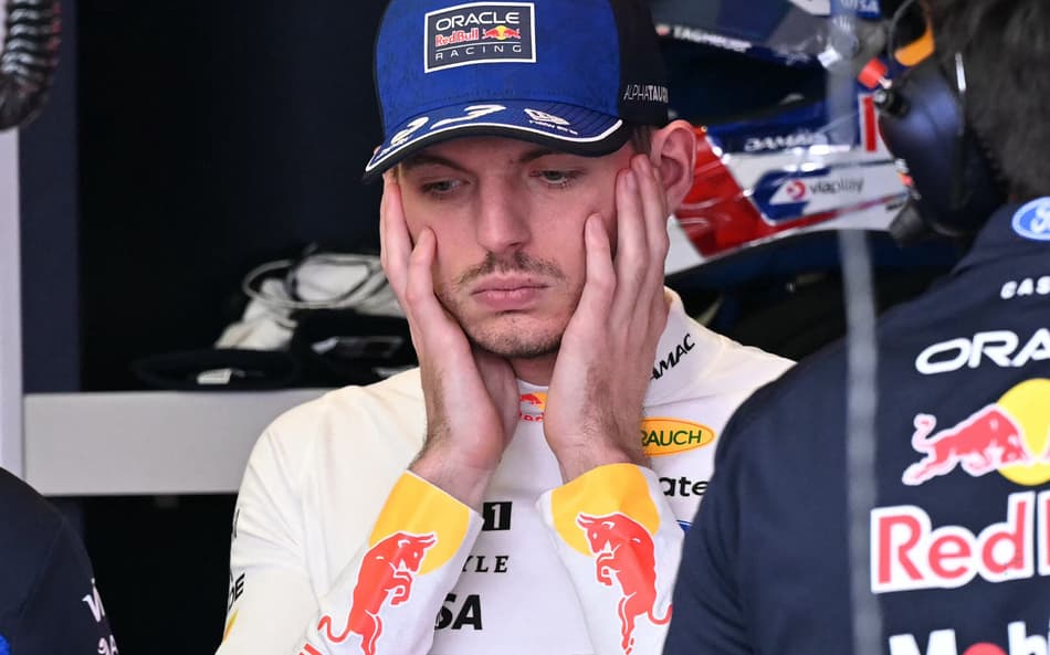 Max Verstappen reage nos boxes durante o terceiro treino livre do GP da Austrália de Fórmula 1 em Albert Park. (Foto: William West/AFP)