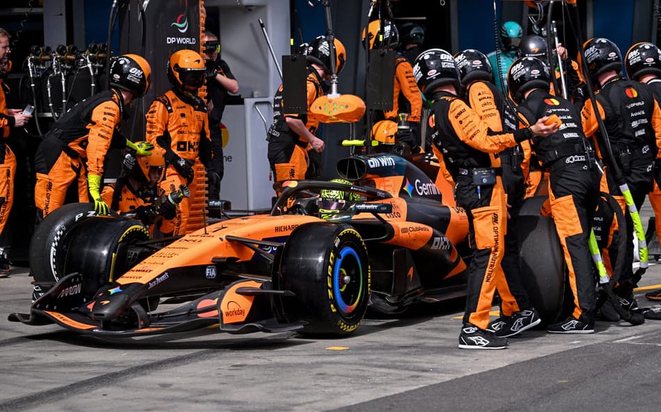 Mecânicos trabalham no carro de Lando Norris nos boxes do GP da Austrália no circuito de Albert Park (Foto: William west/pool/afp)