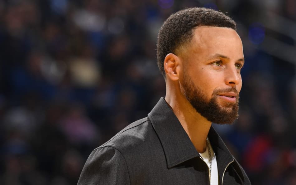 Stephen Curry observa jogo entre Warriors e Nuggets no Chase Center, em San Francisco (Foto: Noah graham/nbae via getty images/afp)