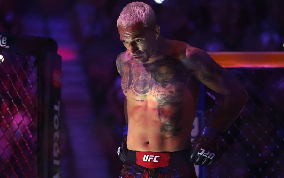 O brasileiro Charles Do Bronx comemora após vencer Max Holloway por decisão unânime na luta pelo cinturão BMF na T-Mobile Arena. (Foto: Sean M. Haffey/Getty Images/AFP)