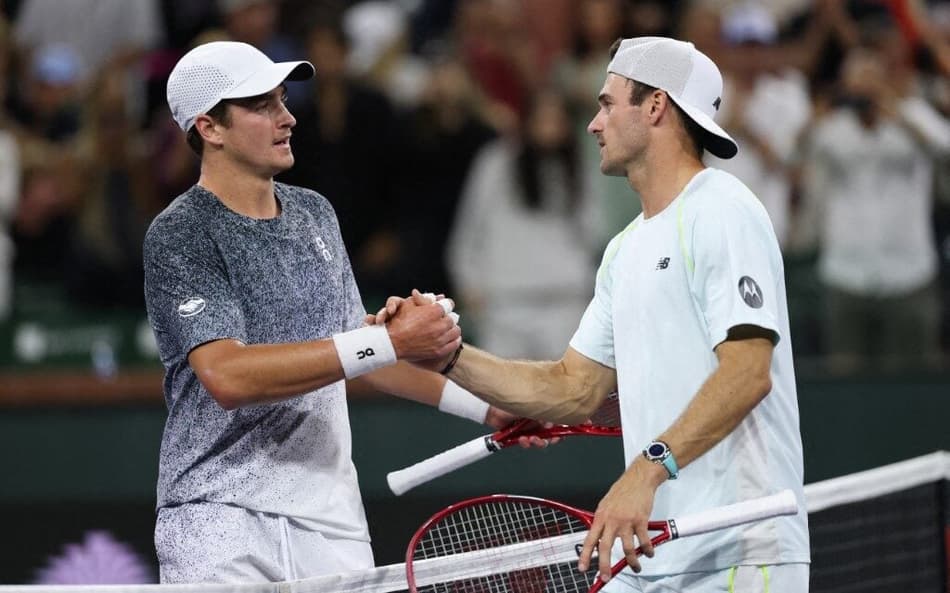 João Fonseca é cumprimentado pelo americano Tommy Paul após a vitória em Indian Wells (Foto: Clive Brunskill/AFP)