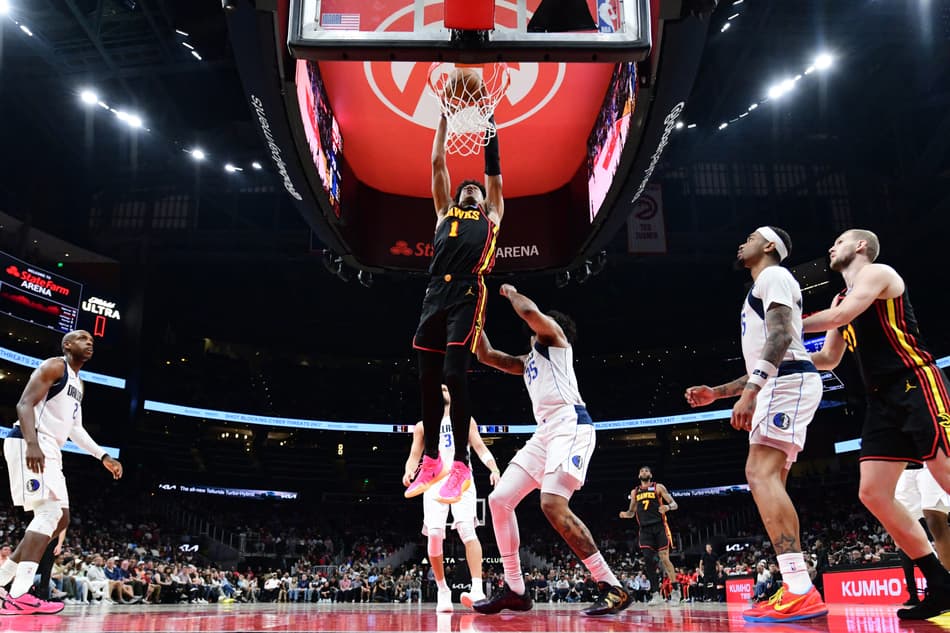 Jalen Johnson, do Atlanta Hawks, infiltra para a cesta contra o Dallas Mavericks na State Farm Arena, em Atlanta (Foto: Adam Hagy/NBAE/Getty Images/AFP).