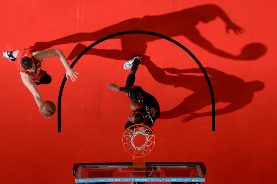 Alperen Sengun, do Houston Rockets, parte para a cesta contra o Toronto Raptors no Toyota Center, em Houston (Foto: Logan Riely/NBAE/Getty Images/AFP).