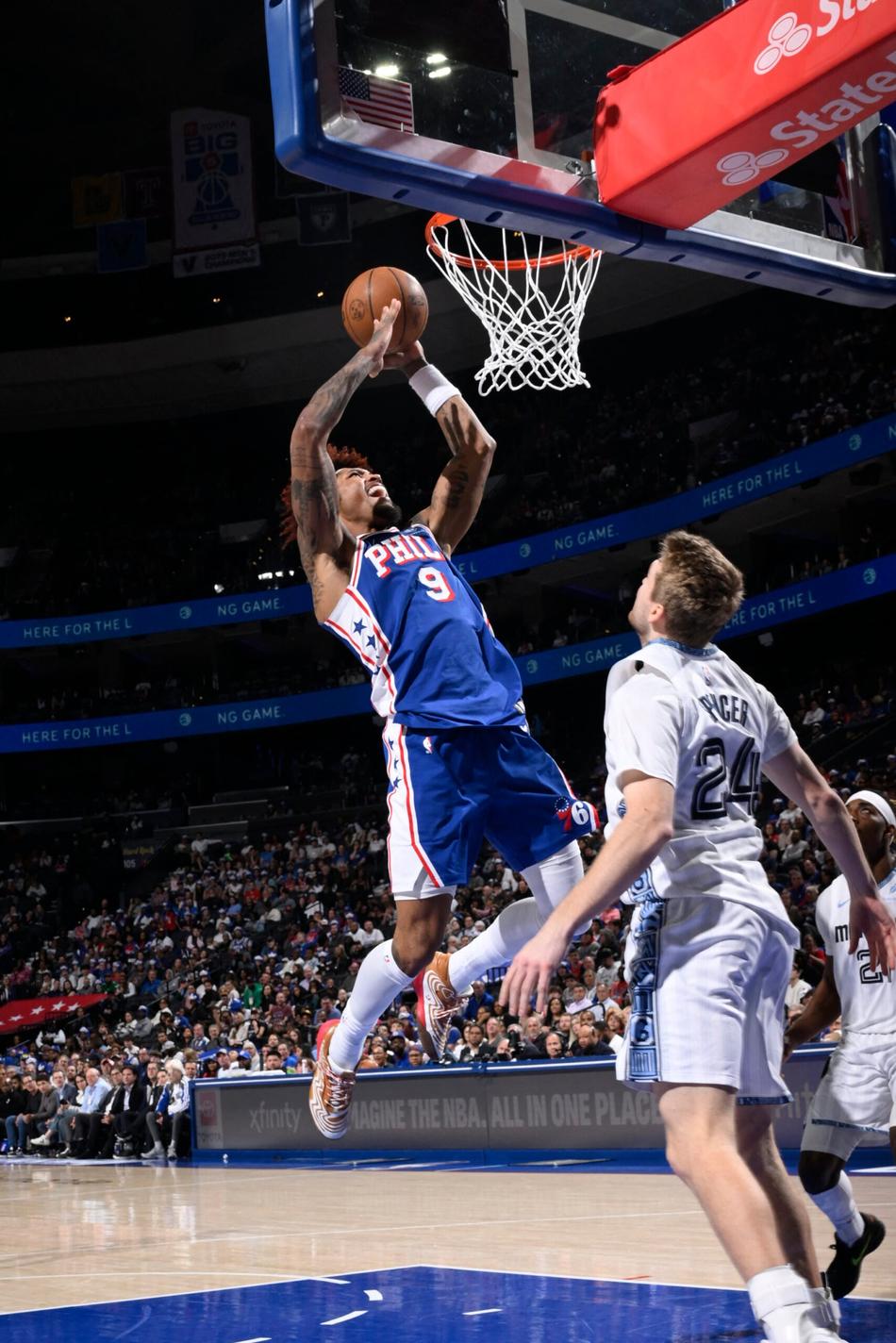Kelly Oubre Jr., do Philadelphia 76ers, infiltra para a cesta contra o Memphis Grizzlies no Wells Fargo Center, na Filadélfia (Foto: David Dow/NBAE/Getty Images/AFP).