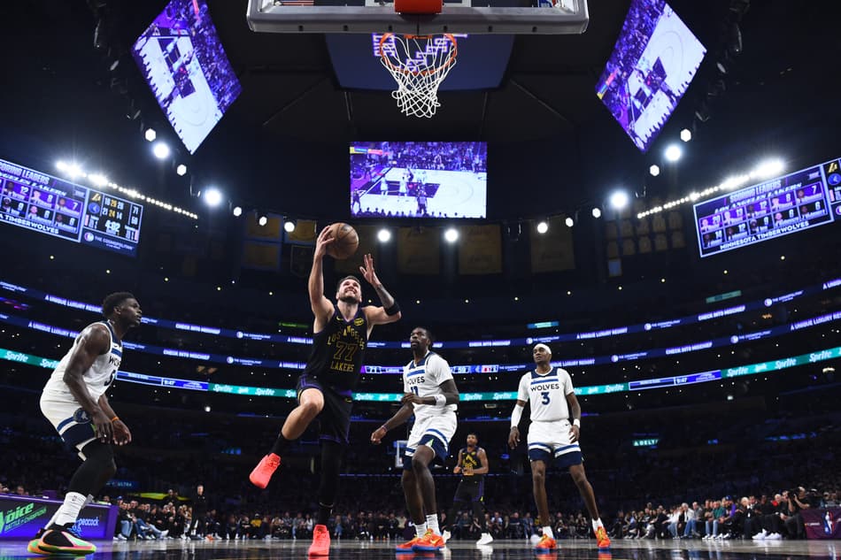 Luka Dončić, do Los Angeles Lakers, parte para a cesta contra o Minnesota Timberwolves no Crypto.com Arena, em Los Angeles (Foto: Juan Ocampo/NBAE/Getty Images/AFP).