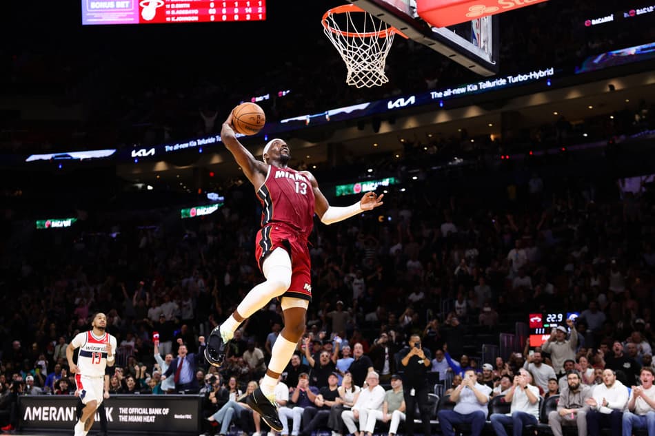 Bam Adebayo, do Miami Heat, enterra a bola contra o Washington Wizards no terceiro quarto no Kaseya Center, em Miami (Foto: Megan Briggs/Getty Images/AFP).