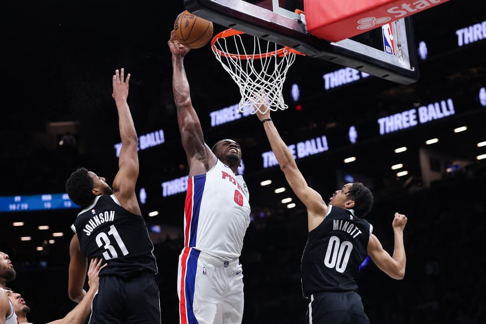 Jalen Duren, do Detroit Pistons, enterra a bola contra o Brooklyn Nets no Barclays Center, em Nova York (Foto: Ishika Samant/Getty Images/AFP).