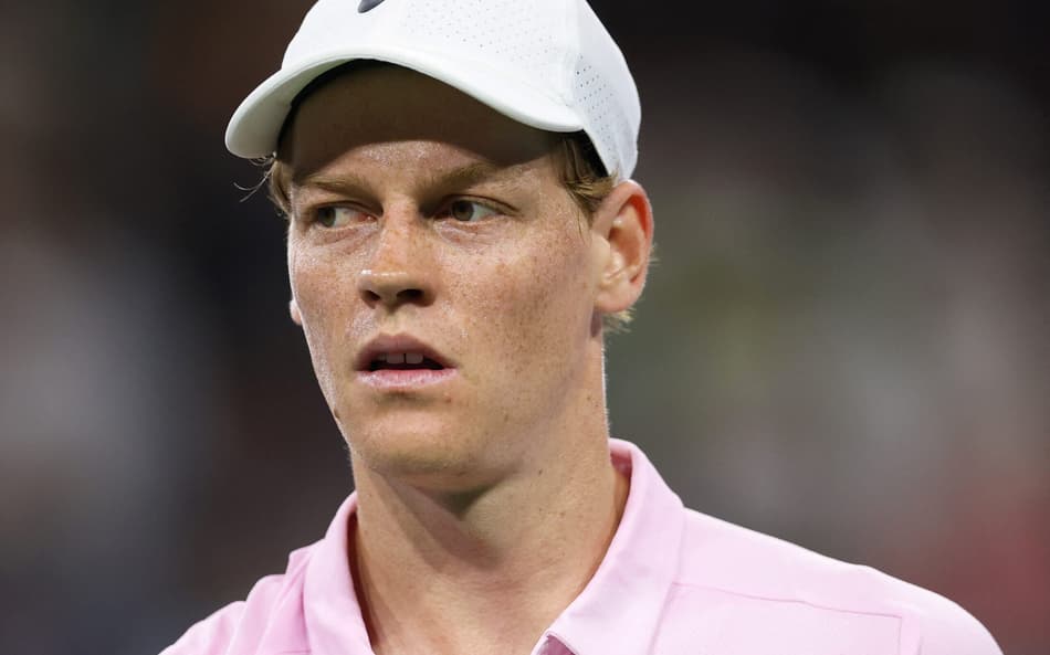 Jannik Sinner, da Itália, durante troca de lado em partida contra João Fonseca no Indian Wells (Foto: Clive Brunskill/Getty Images/AFP)
