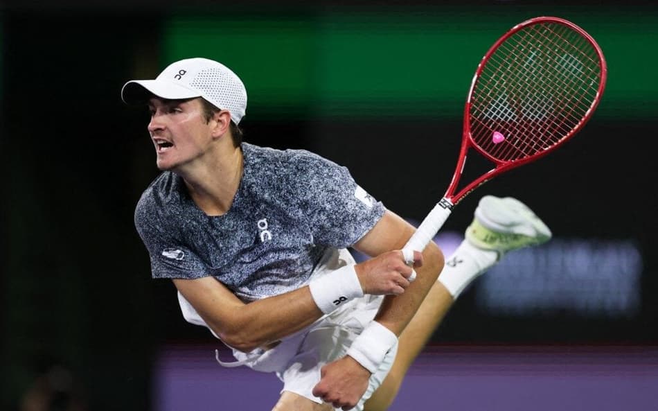 João Fonseca saca na derrota para Jannik Sinner em Indian Wells (Foto: CLIVE BRUNSKILL/AFP)