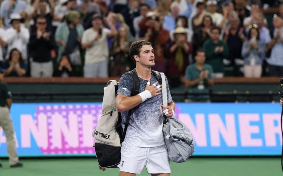 João Fonseca agradece o carinho do público na derrota para Jannik Sinner em Indian Wells