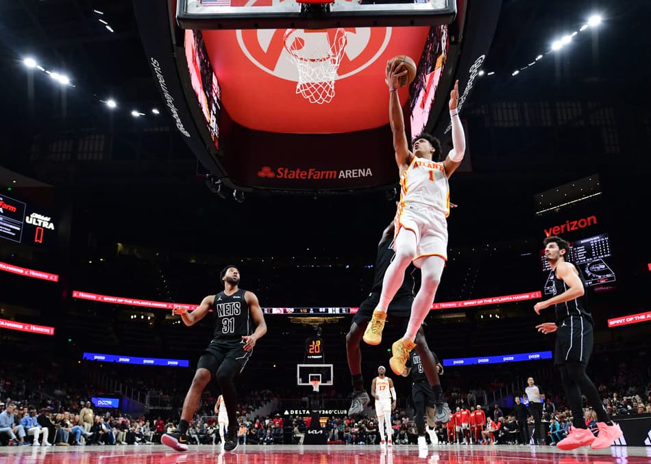Jalen Johnson, do Atlanta Hawks, parte para a cesta contra o Brooklyn Nets na State Farm Arena, em Atlanta, em 12 de março de 2026 (Foto: Adam Hagy/NBAE/Getty Images/AFP)