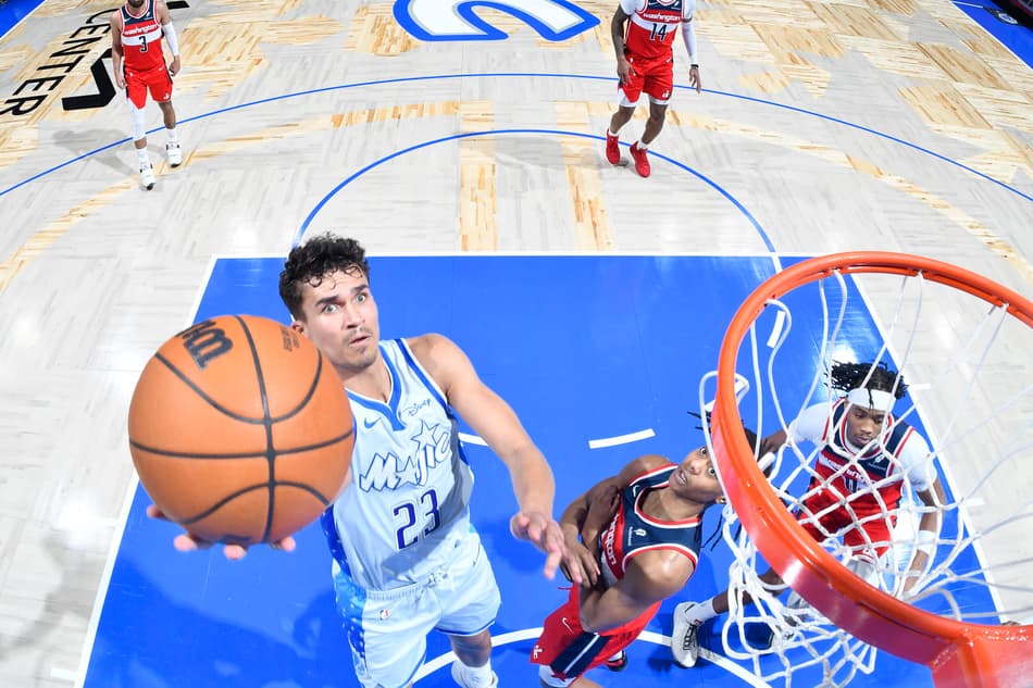 Moritz Wagner, do Orlando Magic, vai à cesta contra o Washington Wizards no Kia Center, em Orlando, em 12 de março de 2026 (Foto: Fernando Medina/NBAE/Getty Images/AFP)