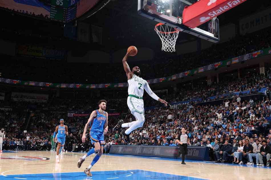 Jaylen Brown, do Boston Celtics, parte para a cesta contra o Oklahoma City Thunder no Paycom Center, em Oklahoma City, em 12 de março de 2026 (Foto: Zach Beeker/NBAE/Getty Images/AFP)