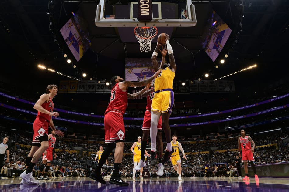 Deandre Ayton, do Los Angeles Lakers, enterra durante jogo contra o Chicago Bulls na Crypto.com Arena, em Los Angeles, em 12 de março de 2026 (Foto: Adam Pantozzi/NBAE/Getty Images/AFP)