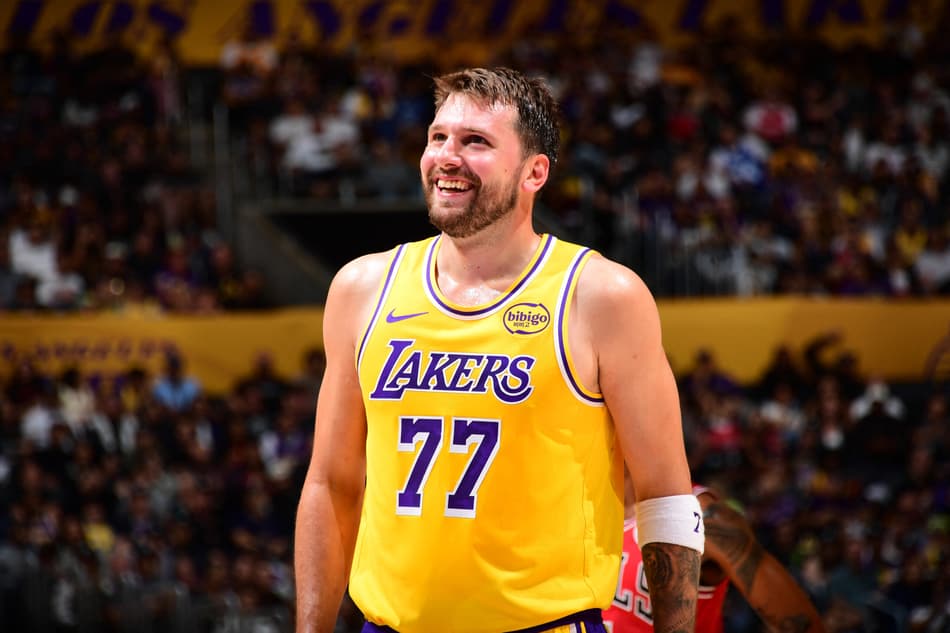 Luka Doncic, do Los Angeles Lakers, sorri durante jogo contra o Chicago Bulls na Crypto.com Arena, em Los Angeles, em 12 de março de 2026 (Foto: Adam Pantozzi/NBAE/Getty Images/AFP)