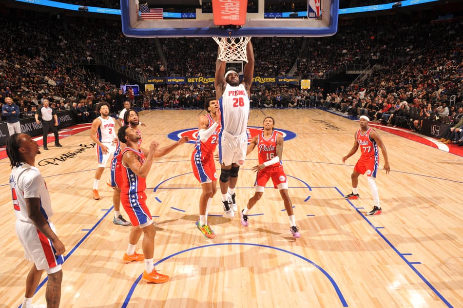Isaiah Stewart, do Detroit Pistons, enterra contra o Philadelphia 76ers na Little Caesars Arena, em Detroit, em 12 de março de 2026 (Foto: Brian Sevald/NBAE/Getty Images/AFP)