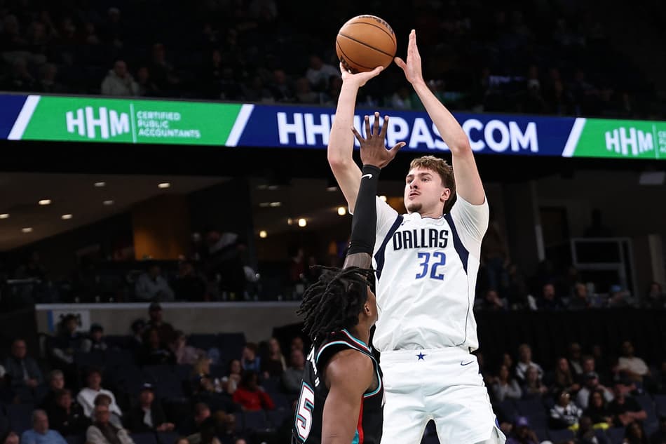 Cooper Flagg, do Dallas Mavericks, arremessa contra GG Jackson, do Memphis Grizzlies, no FedExForum, em Memphis, em 12 de março de 2026 (Foto: Justin Ford/Getty Images/AFP)