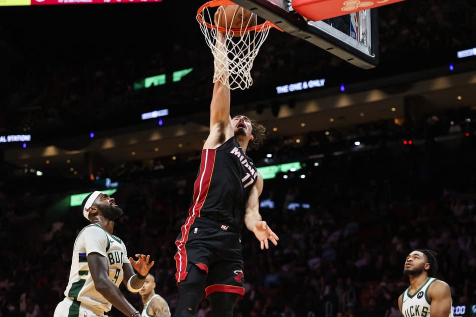 Jaime Jaquez Jr., do Miami Heat, erra enterrada contra o Milwaukee Bucks no Kaseya Center, em Miami, em 12 de março de 2026 (Foto: Tomas Diniz Santos/Getty Images/AFP)