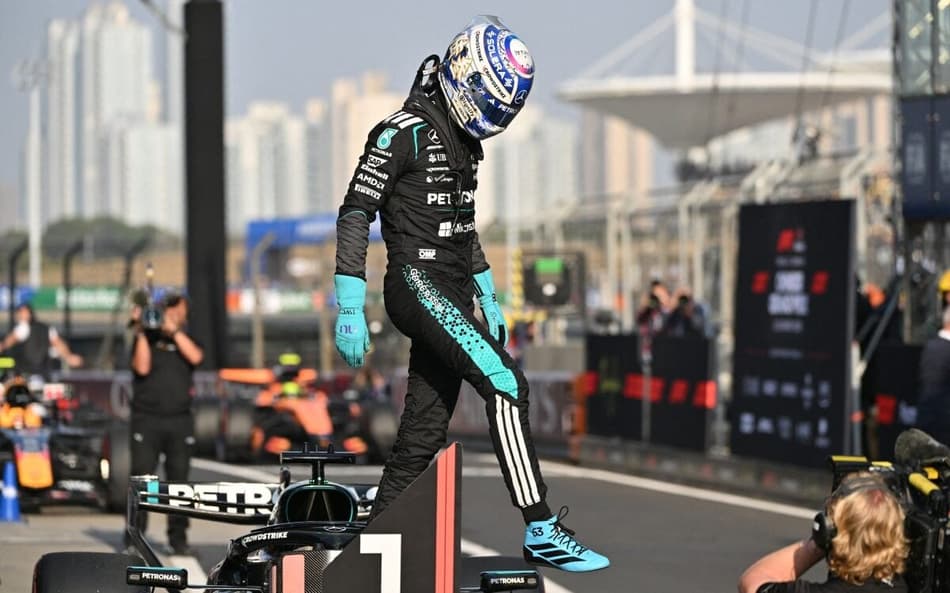 O britânico George Russell, líder da temporada, no GP da China (Foto: Hector RETAMAL / AFP)