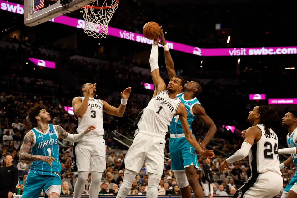 Charlotte Hornets x San Antonio Spurs pela NBA 2025/2026 (Foto: Ronald Cortes/Getty Images)