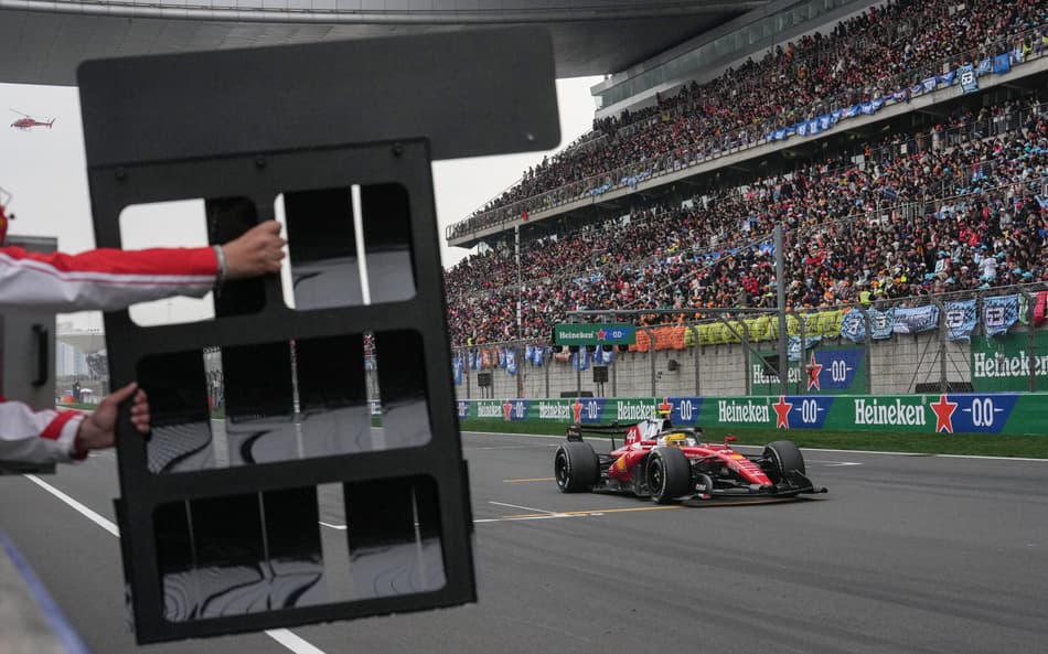 Lewis Hamilton pilota pela Ferrari durante o GP da China de Fórmula 1 no Circuito Internacional de Xangai. (Foto: Andy Wong/Pool/AFP)