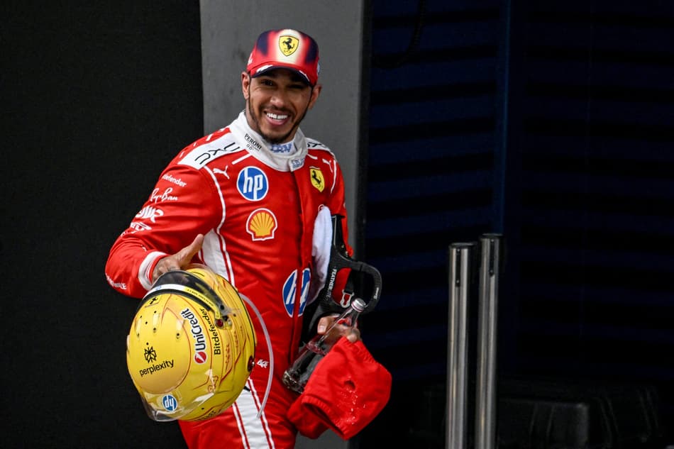 Lewis Hamilton celebra após terminar em terceiro lugar no GP da China de Fórmula 1, em 15 de março de 2026. (Foto: Jade Gao/AFP)