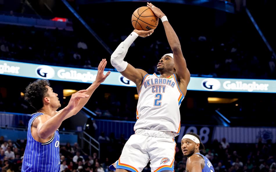 Shai Gilgeous-Alexander arremessa sobre Tristan da Silva durante partida entre Thunder e Magic em Orlando (Foto: Don Juan Moore/Getty Images/AFP)