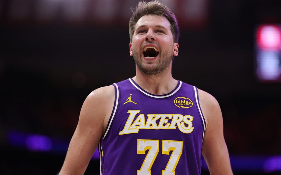 Luka Doncic reage durante o segundo tempo do jogo entre Lakers e Rockets no Toyota Center. (Foto: Alex Slitz/Getty Images/AFP)