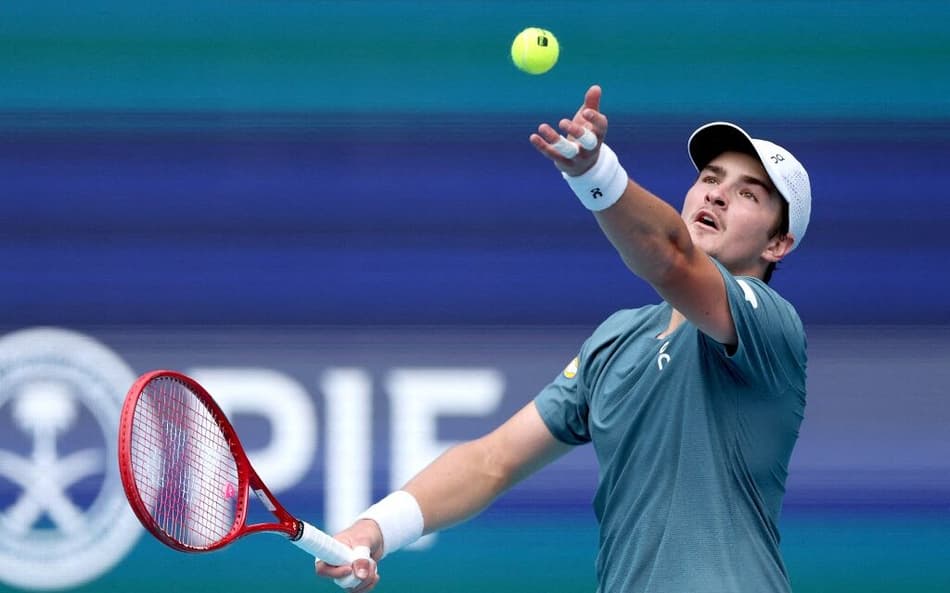 João Fonseca na vitória na estreia no Masters 1000 de Miami, contra o húngaro Fabian Marozsan (Foto: Matthew Stockman/AFP)